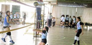 St. John’s Institute’s Ayanna Tiu successfully digs the ball during their match in the NOPSSCEA Season 42 tournament. PHOTO COURTESY OF STEPHEN TAN