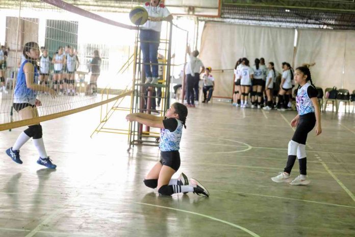 sports st St. John’s Institute’s Ayanna Tiu successfully digs the ball during their match in the NOPSSCEA Season 42 tournament. PHOTO COURTESY OF STEPHEN TAN