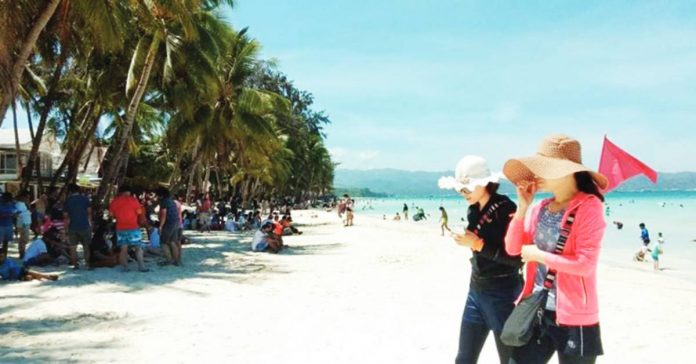tourists Chinese tourists enjoy the world-renowned Boracay Island in this undated photo. PNA PHOTO