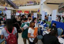 70K jobs available on Labor Day – DOLE Job-seekers queue at a job fair in Bacolod City. PN FILE PHOTO