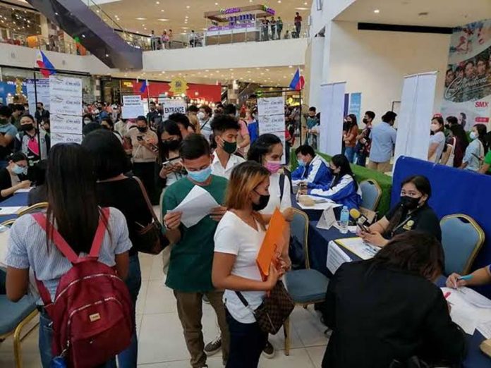 Labor_Day_jobs_resized Job-seekers queue at a job fair in Bacolod City. PN FILE PHOTO