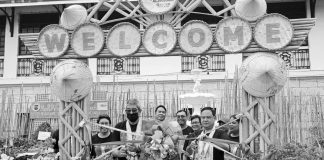 Gov. Arthur Defensor Jr. (front, right) and Provincial Agriculture Office head, Dr. Ildefonso Toledo, (front, left) led the ribbon cutting ceremony for the MorProGRes Garden Show at the capitol grounds on Tuesday morning, April 11. IME SORNITO/PN