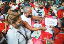 PH rice supply ‘in good shape’ amid rising prices Residents line up for low-cost rice, sugar and other produce during the launching of Kadiwa ng Pasko with President Ferdinand Marcos, Jr. in Barangay Addition Hills, Mandaluyong City. JONATHAN CELLONA, ABS-CBN NEWS/FILE PHOTO