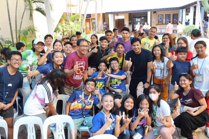 Roxas_WVRAA_resized Roxas City, headed by Mayor Ronnie Dadivas (second row, fourth from right), sends off 145 athletes to represent Capiz province for the upcoming Western Visayas Regional Athletic Association Meet. RONNIE DADIVAS FACEBOOK PHOTO