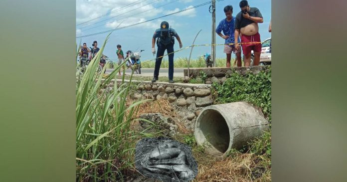 dead-murcia Police officers of the Murcia Municipal Police Station have yet to identify the man found dead inside a sack at a sugarcane field in Barangay Damsite, Murcia, Negros Occidental on Friday, March 31. BRIGADA NEWS FM 103.1 BACOLOD PHOTO