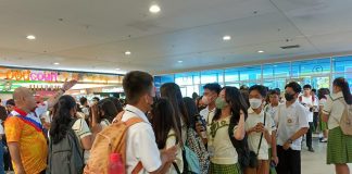 Executive Order No. 048-2023, issued by Mayor Jerry P. Treñas on Tuesday, April 25, states that facemasks shall continue to be worn for indoor private and public establishments, including in public transportation by land, air, or sea, and in outdoor settings where physical distancing cannot be maintained. AJ PALCULLO/PN