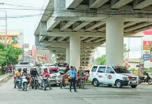 A traffic aide of the Pavia Traffic Management Office mans the traffic flow beneath the Ungka flyover in Barangay Ungka II, Pavia, Iloilo. Traffic congestion in this area remains a problem during rush hours. AJ PALCULLO/PN