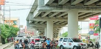 A traffic aide of the Pavia Traffic Management Office mans the traffic flow beneath the Ungka flyover in Barangay Ungka II, Pavia, Iloilo. Traffic congestion in this area remains a problem during rush hours. AJ PALCULLO/PN