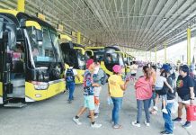 FOR HOLY WEEK TRAVEL: PRO-6 to flood tourist hubs and transport terminals with police amid expected surge An influx of commuters is expected this Maundy Thursday and Good Friday as the long weekend begins. Photo shows people lining up at the Ceres Southbound Terminal in Bacolod City. DOMINIQUE GABRIEL G. BAÑAGA PHOTO