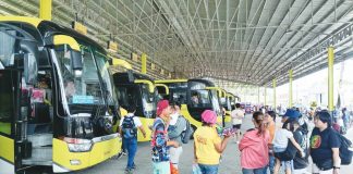 An influx of commuters is expected this Maundy Thursday and Good Friday as the long weekend begins. Photo shows people lining up at the Ceres Southbound Terminal in Bacolod City. DOMINIQUE GABRIEL G. BAÑAGA PHOTO