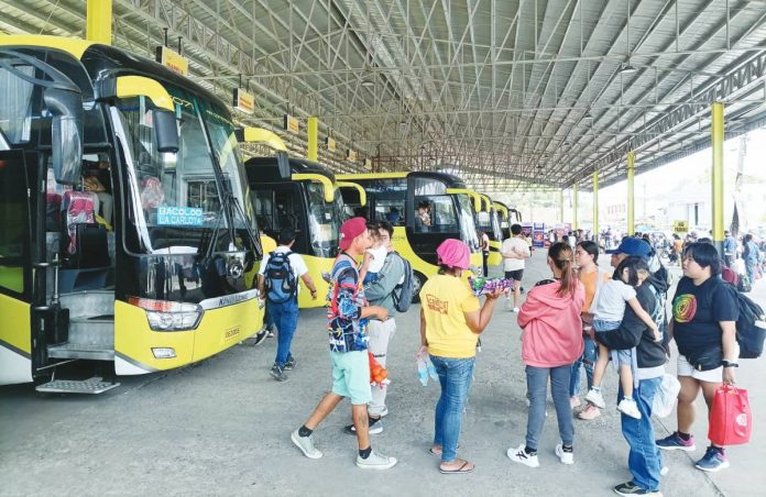 front Holy Week travel pic and caption An influx of commuters is expected this Maundy Thursday and Good Friday as the long weekend begins. Photo shows people lining up at the Ceres Southbound Terminal in Bacolod City. DOMINIQUE GABRIEL G. BAÑAGA PHOTO