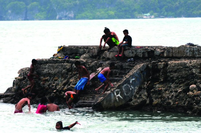 front_pic_and_caption_resized COOLING IT OFF. It’s summer. It’s hot. And there’s a blackout. What should youngsters do? For these young residents of Iloilo City, it’s time for a dip in the cool waters of the Iloilo Strait. They are shown here having fun at the breakwater of Fort San Pedro. PN PHOTO