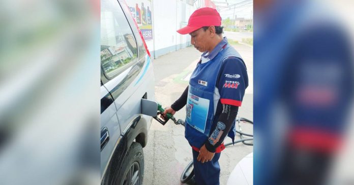 Pump prices of petroleum products are set to be hiked by more than P1 today. AJ PALCULLO/PN
