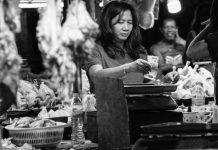Inflation seen to ease this 2023 – NEDA chief A customer pays for an order of chicken at a market in Quezon City. Inflation rate further eased in March on the back of slower increase in food, transport, and utility prices during the period. ROLEX DELA PENA/EPA-EFE PHOTO