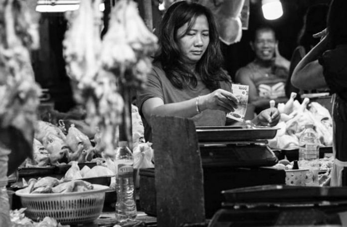 inflation A customer pays for an order of chicken at a market in Quezon City. Inflation rate further eased in March on the back of slower increase in food, transport, and utility prices during the period. ROLEX DELA PENA/EPA-EFE PHOTO