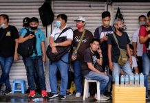PH told: Be serious in attending to maritime industry needs Job applicants take shelter from the rain as they line up outside the Luneta Seafarer’s Center in Manila. GEORGE CALVELO, ABS-CBN NEWS/FILE