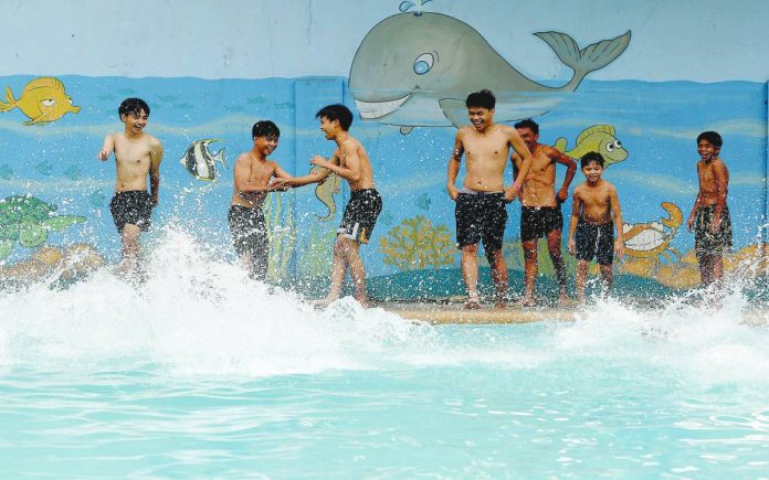 nation pagasa COOLING OFF. These boys try to beat the heat at a pool at Bernardo Park in Cubao, Quezon City. The state weather bureau on March 29 recorded a heat index as high as 42°C at 2 p.m. in Pangasinan and 38°C in Metro Manila. PNA PHOTO