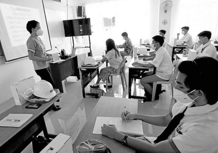 nation private A class of Grade 12 senior high school students n Taguig City simulates a face-to-face class in general biology. The government should come up with a “balanced solution” that would address the concerns of both the students and private educational institutions, according to the Coordinating Council of Private Education Associations. INQUIRER PHOTO