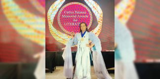 Palanca Hall of Famer Peter Solis Nery, last year’s two-time winner for short story Hiligaynon (first prize) and poetry written for children (second prize), with his 10th first prize medal at the 2022 Palanca Awards.