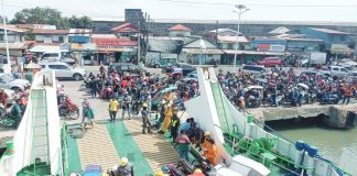 Personnel of the Philippine Coast Guard (PCG)-Iloilo monitor devotees going to Guimaras on Good Friday, April 7, at the Lapuz wharf in Iloilo City. PCG-Western Visayas recorded over 600,000 inbound and outbound passengers from April 2 until Sunday noon, April 9. CGS ILOILO FACEBOOK PHOTO