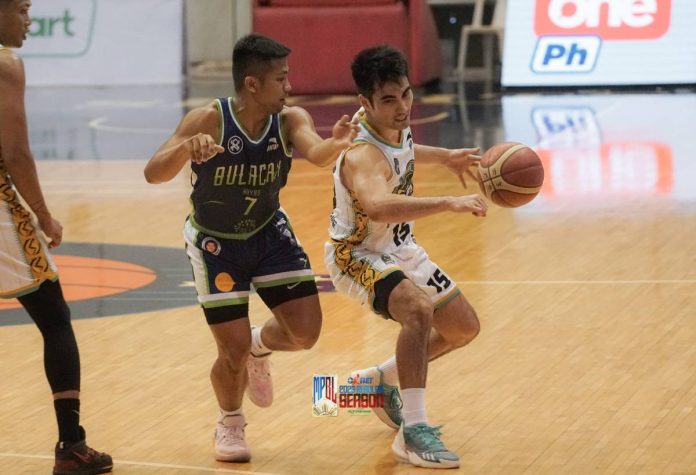 sports Negros pic and caption Negros Muscovados’ Robin Rono nearly loses the ball due to Bulacan Kuyas’ Levi dela Cruz. MPBL PHOTO