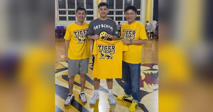 sports bacolod_superimposed Dylan Despi is pictured with University of Santo Tomas Tiger Cubs head coach Manu Inigo and team manager Jarvis Co. CONTRIBUTED PHOTO