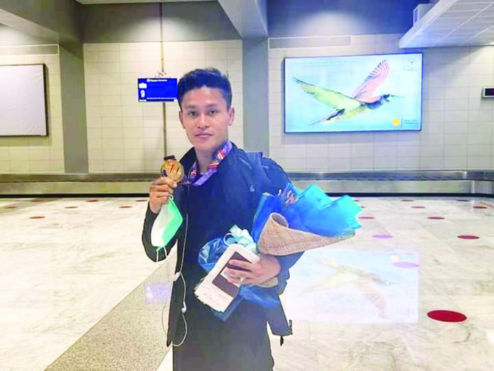 sports_ilonggo_resized Arnel Mandal of Iloilo City won gold for the Philippine Wushu/Sanda team in the 31st SEA Games in Hanoi, Vietnam. PHOTO COURTESY OF PTV SPORTS