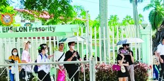 Students wait for a jeepney ride outside a university in Iloilo City on Thursday, April 20. The Department of Health reminds the public to stay hydrated, bring protective gear against heat such as hat and umbrella, and wearing only light clothing. AJ PALCULLO/PN