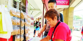 Several street food vendors in Iloilo City expressed frustration over the proposed ordinance that seeks to restrict street food vending. They said it will worsen their situation. AJ PALCULLO/PN