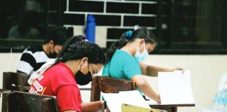 Voters cast their ballots at a polling precinct in this file photo. The Commission on Elections said the October barangay and SK polls will still be manual. GIGIE CRUZ/ABS-CBN NEWS/FILE PHOTO