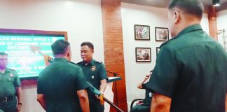 Police Colonel Rogelio Abran Jr. (center), incoming acting director of the Antique Police Provincial Office (APPO), receives the APPO flag from outgoing director Colonel Alexander Mariano (right). Also in photo is Police Regional Office 6’s officer-in-charge Brigadier General Archival Macala (left).