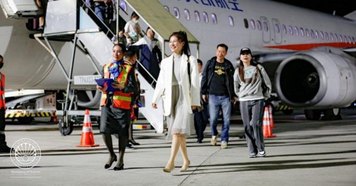 Boracay_flights_resized Chinese tourists alight from the plane upon arrival in Kalibo, Aklan on April 18, 2023. It is the first chartered flight from China since the market reopened for international travel on Jan. 8. PHOTO COURTESY OF DOT