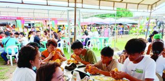 The four-day Mango Eat-All-You-Can of this year’s Manggahan Festival kicked off on Friday, May 19. Participants can feast on unlimited mangoes for 30 minutes for only P150. GLENDA TAYONA/PN