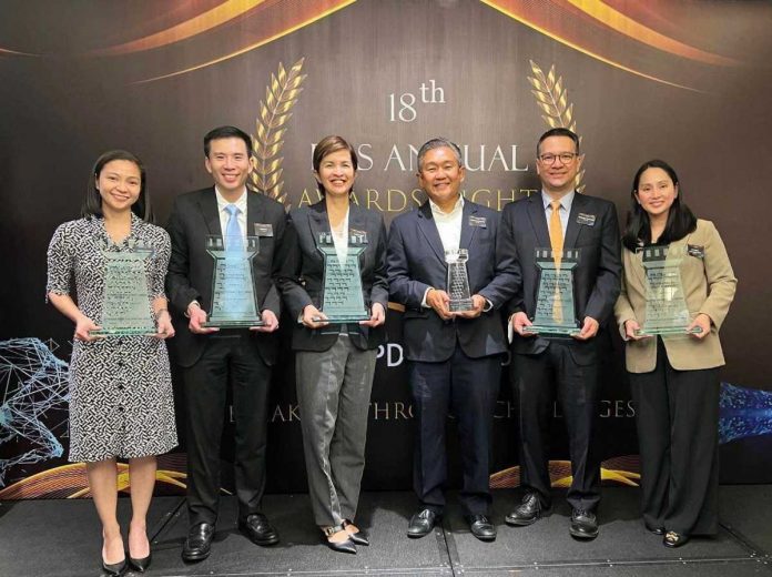 Media-Release_Metrobank-PDS-Award (1) Metrobank brings home six big awards from the 2023 PDS Awards. Representatives from Metrobank’s Financial Markets Sector received the accolades - including the Cesar E.A Virata Award. In the photo are (L to R): Bernice Joyce E. Nobleza, Trader; John Christopher C. Lu, Head of Trading; Kathryn Francis B. Abes, Head of Rates and Credits Division; Fernand Antonio A. Tansingco, Head of Financial Markets Sector; Rommel Enrico C. Dionisio, Head of Treasury Group; and Cynthia C. Resurreccion, Head of Treasury Operations & Support Division.