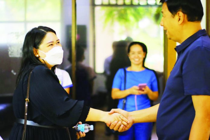 US_Peace_Corps_volunteers_resized Roxas City’s Mayor Ronnie Dadivas (right) welcomes Khristale Del Rosario (left) of the US Peace Corps Response Program at the city hall. RONNIE DADIVAS FB PAGE PHOTO