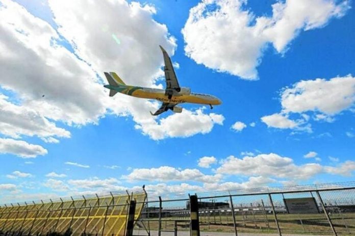 airspace_resized BACK TO NORMAL. A plane lands at Ninoy Aquino International Airport in Pasay City on Tuesday as normal operations resume a day after an eight-hour power outage hit the airport’s Terminal 3. A scheduled maintenance activity on May 17 will stop airport operations for six hours. PHOTO BY GRIG C. MONTEGRANDE, PHILIPPINE DAILY INQUIRER
