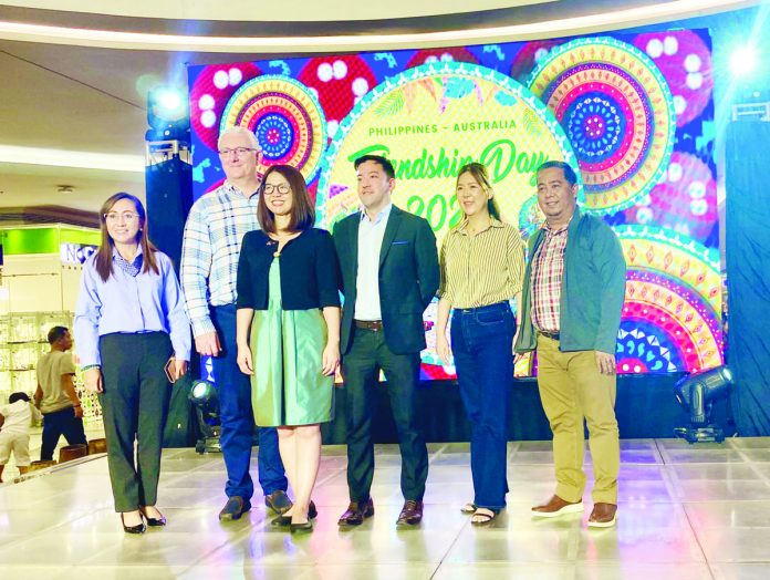 banner_pic1_resized PH-AUSTRALIA FRIENDSHIP DAY OPENING. (L-R) SM Markets Operations Manager Michelle Aguadera, Mr. Fergus Murphy, Australian Ambassador to the Philippines Her Excellency HK Yu PSM, SM Markets Business Development Manager Sean Paul Casey, SM Group Marketing Manager for Visayas 3 Kristine Yap and SM City Iloilo Mall Manager Gilbert Domingo during the opening of the PH-Australia Friendship Day at SM City Iloilo, May 21, 2023. (Inset) Iloilo City Mayor Jerry P. Treñas and Australian Ambassador Her Excellency HK Yu PSM, lead the toast during the “Namit Gid” reception at the Molo Mansion, as part of the Philippines-Australia Friendship Day celebrations.