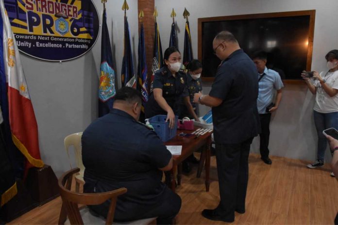 drug testing Police Brigadier General Sidney Villaflor, acting director of the Police Regional Office 6, led the drug testing among key officers of PRO-6, including the regional staff with their respective deputies, personal staff, admin officers, and aides-de-camp. RPIO6 PHOTO