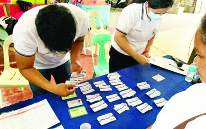 hospital_help_desks_resized Assigned personnel distribute Bacolod City Comprehensive Health Program (BacCHP) family health membership cards to qualified beneficiaries. BacCHP aims to make access to medical services easier for indigent families. BACOLOD CITY PIO PHOTO