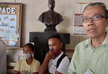(From left) Mary Jane Prologo and Ervin Tieso Jr., together with Atty. Mario Emilio O. Aportadera, filed charges for violation of Article 365 of the Revised Penal Code as amended by Republic Acts Nos. 1790 and 10951 or Imprudence and Negligence Resulting in Homicide against 25 personnel of the West Visayas State University Medical Center at the Iloilo City Prosecutor's Office. GLENDA TAYONA/PN