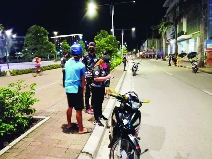 noisy_mufflers_resized Iloilo City Police Office and Public Safety and Transportation Management Office personnel flag down motorcycles to inspect their mufflers. Stiffer penalty awaits violators of anti-muffler ordinance. PSTMO PHOTO