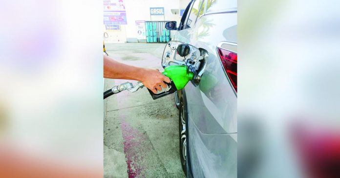 oil price drop_superimposed Oil prices are expected to drop by as much as P2.90 per liter on Tuesday, May 9. PN PHOTO