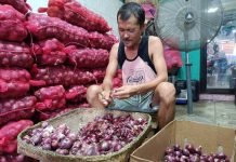 Iloilo Terminal Market vendor Jomar Leonor says they expect the price of onion to keep increasing due to low supply but high demand. AJ PALCULLO/PN