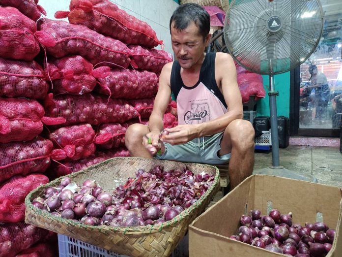 onion vendor Iloilo Terminal Market vendor Jomar Leonor says they expect the price of onion to keep increasing due to low supply but high demand. AJ PALCULLO/PN