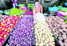 The Department of Agriculture’s monitoring showed prices of onions range from P160 to P200 per kilo. The government is looking at white onion importation this year to stabilize prices. FILE PHOTO BY GRIG C. MONTEGRANDE /PHILIPPINE DAILY INQUIRER