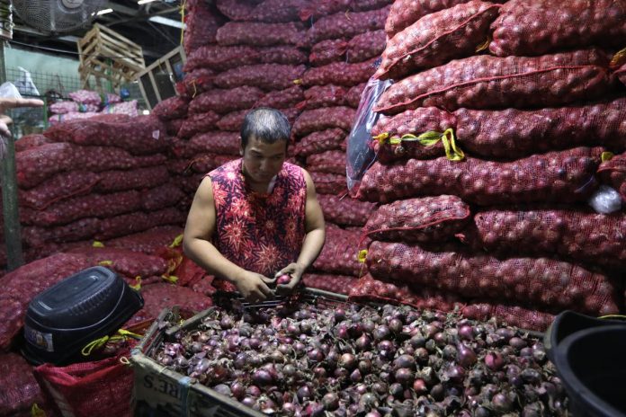 onion_prices_resized The Philippines has 10,843 metric tons of white onions and 98,393.86 metric tons of red onions as of April 20 and it is expected to last until November this year. PNA PHOTO BY JOEY O. RAZON