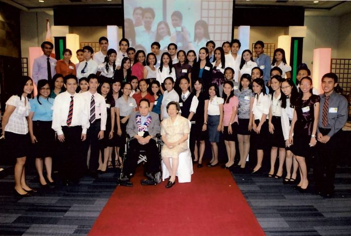 sm-scholars1 Henry Sy, Sr. and Felicidad T. Sy (center) with the SM scholars from the early 2000s’