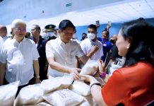 President Ferdinand R. Marcos Jr. inspects packed rice for sale at a “Kadiwa ng Pangulo Para Sa Manggagawa” outlet in Pasay City, with Department of Trade and Industry Secretary Alfredo Pascual (left). The President has vowed to make rice more affordable. PNA