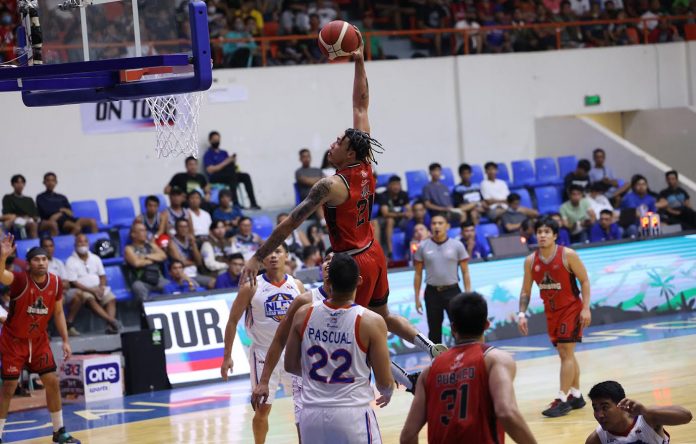 sports blackwater pic and caption Blackwater Bossing’s Tyrus Hill soars for a one-handed dunk. PBA PHOTO