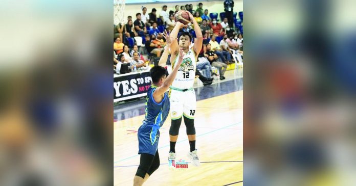 sports negros_superimposed Negros Pau Muscovados’ Bernie Bregondo pulls up for a basket against a 1Bataan Risers’ defender. MPBL PHOTO